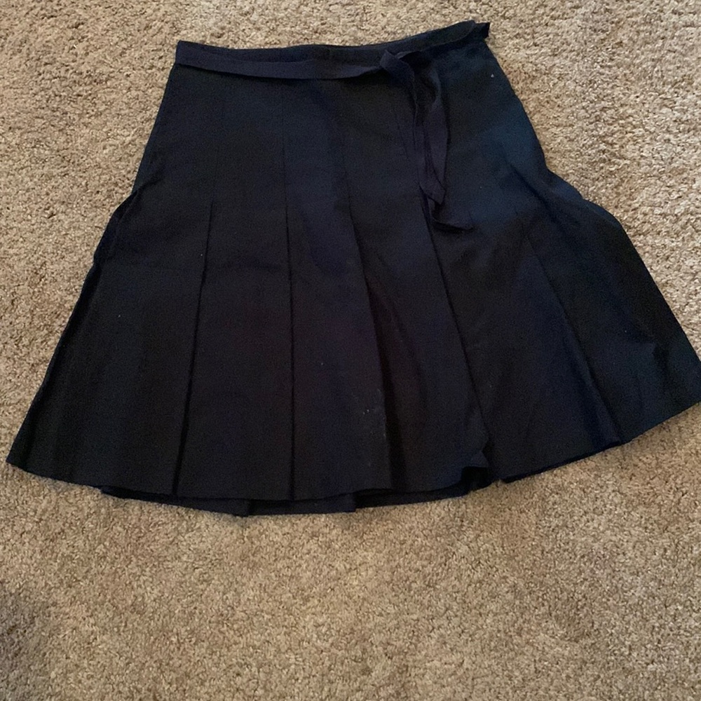 Woman’s black pleated GAP skirt